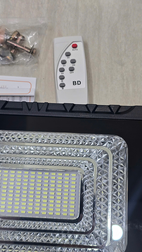 Đèn năng lượng mặt trời 200W Mni giá rẻ